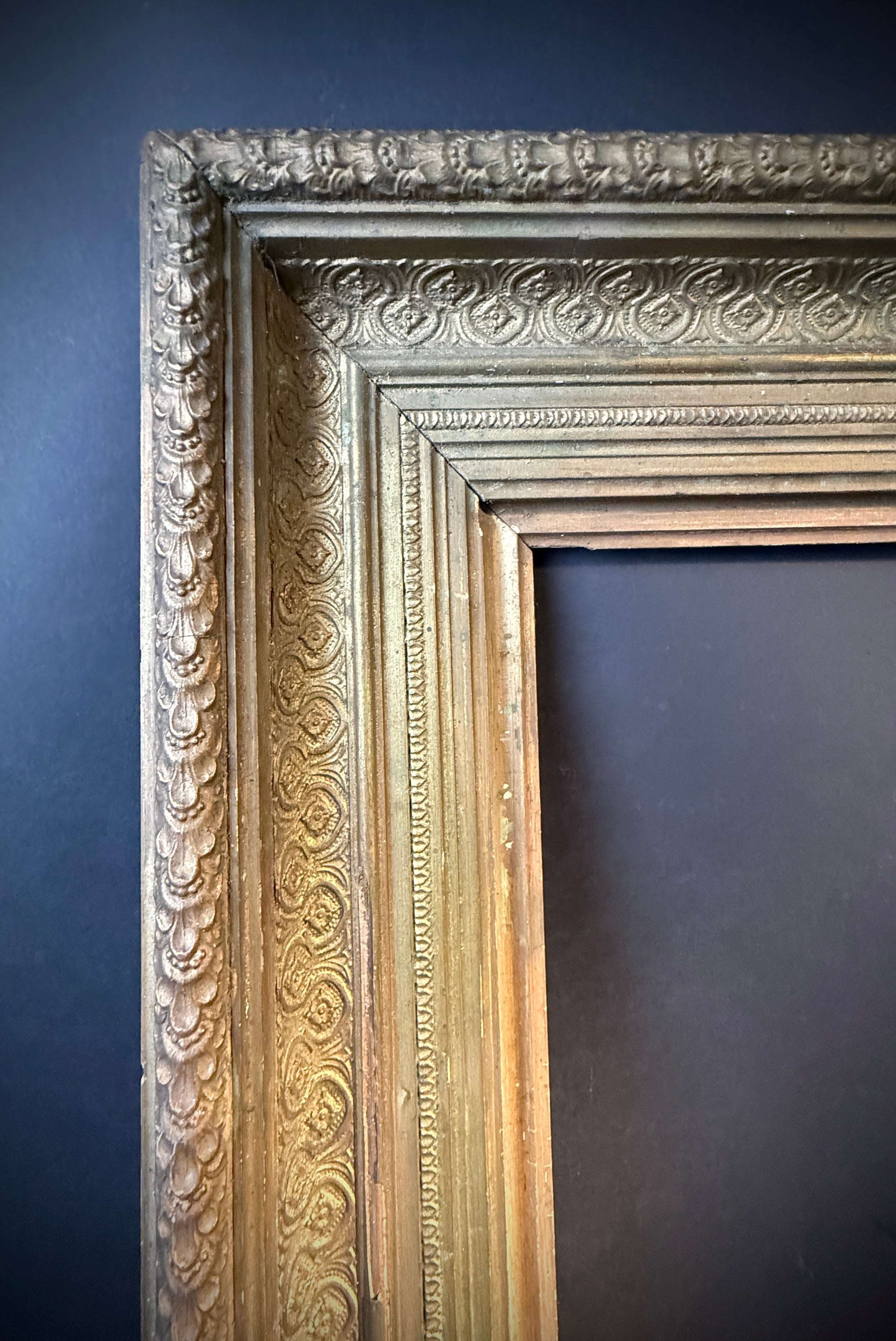 Large Antique Gilt Picture Frame – 19th‑Century Ornate Wood Gold Frame (78.5 cm × 61.5 cm)