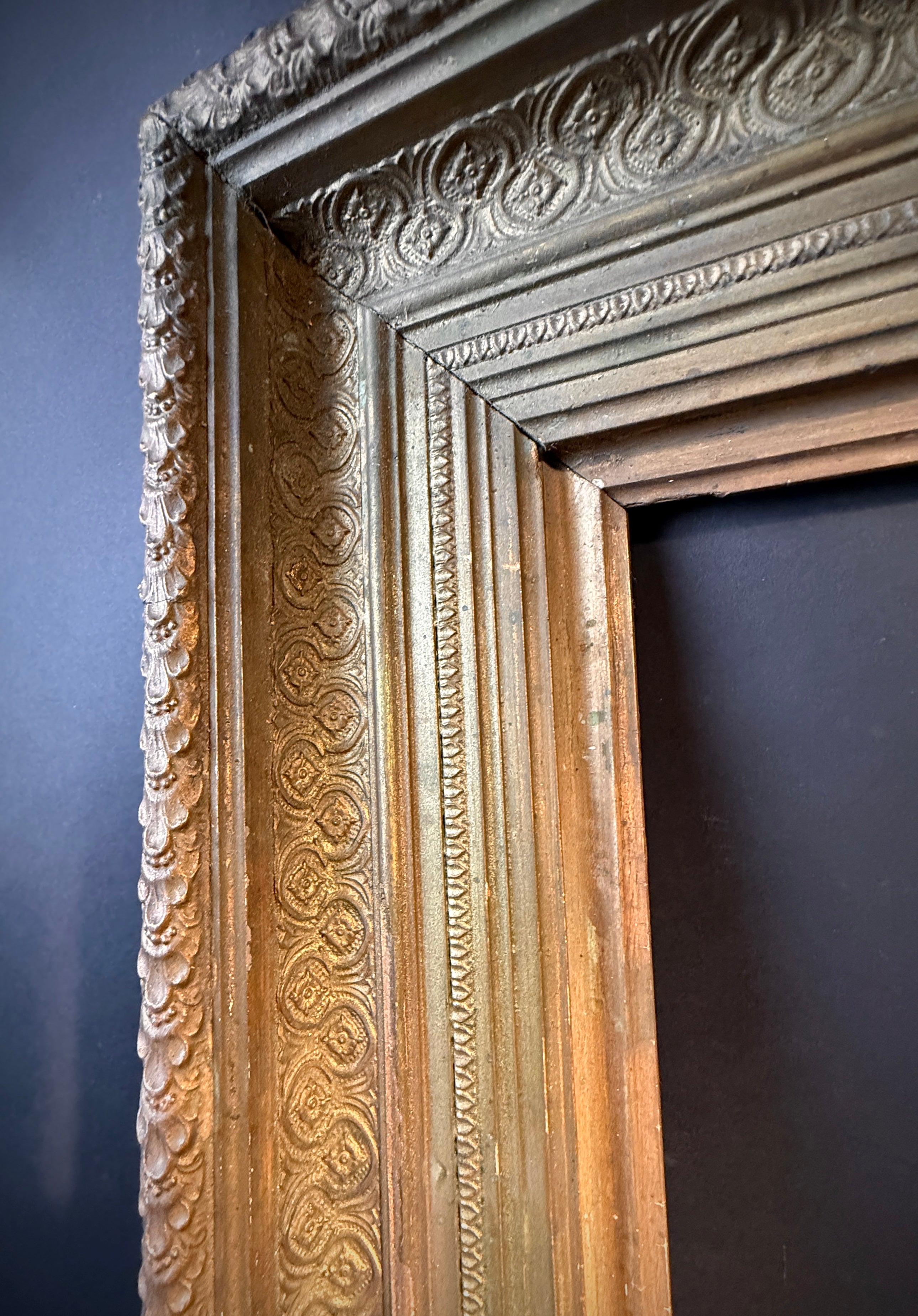 Large Antique Gilt Picture Frame – 19th‑Century Ornate Wood Gold Frame (78.5 cm × 61.5 cm)