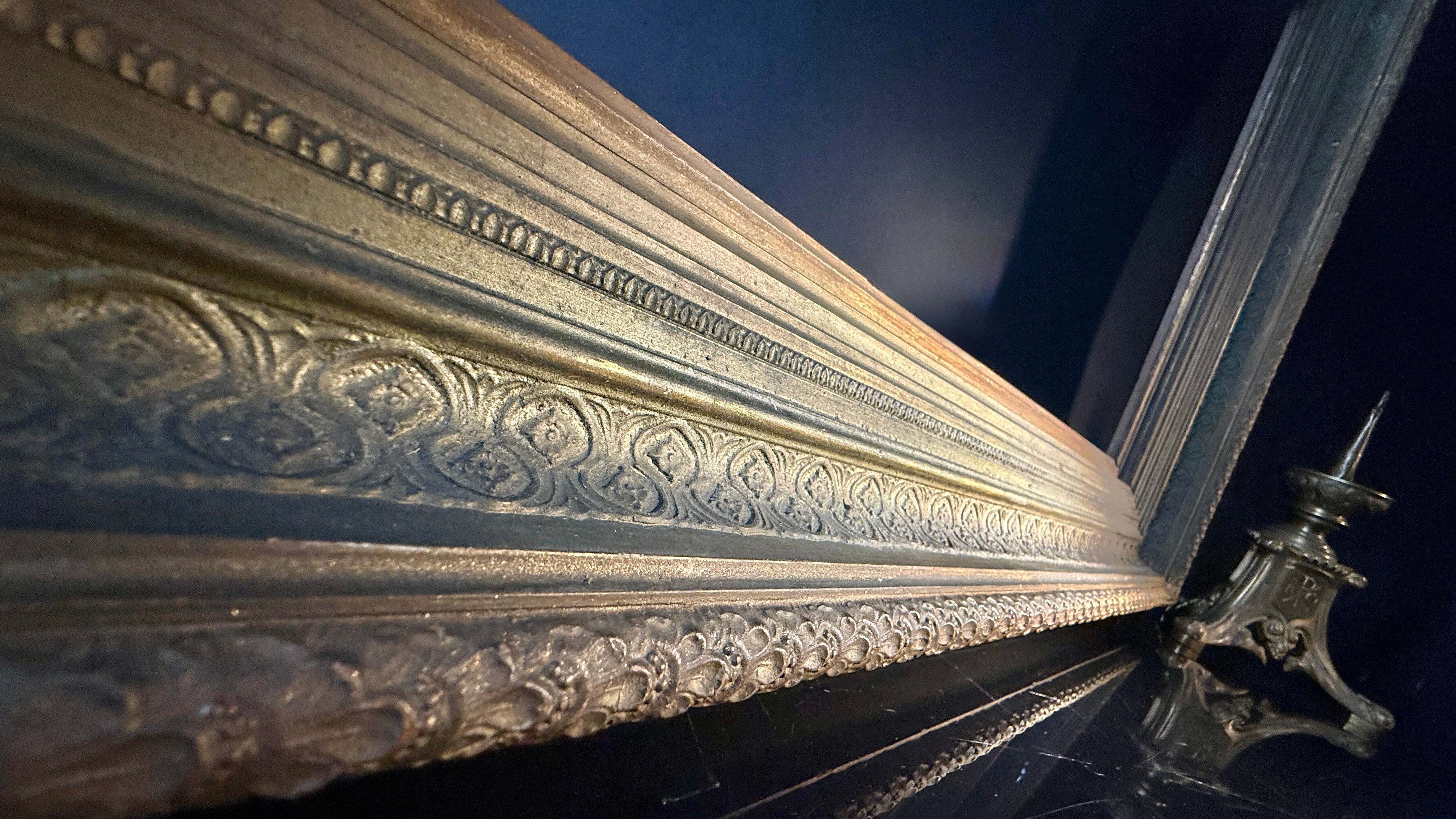 Large Antique Gilt Picture Frame – 19th‑Century Ornate Wood Gold Frame (78.5 cm × 61.5 cm)